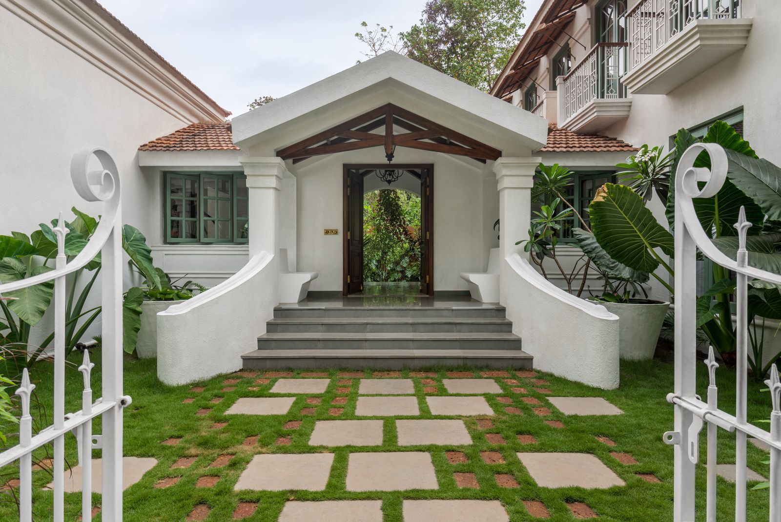 Courtyard weekend home with tranquil outdoor court